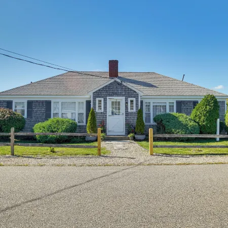 Steps to Eats and Craigville Beach! Cape Cod Cottage