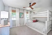 Relaxing Condo w/ Screened-in Lanai, 4 Mi to Beach - Condos