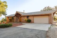 New Listing Near Yosemite Park, King Bed, Hot Tub, BBQ, Firepit & Mountain Views