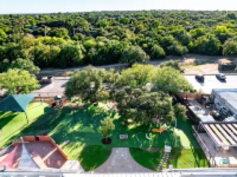 ชิค เอสเคป พูล ฮอต ทับ ยิม เพลย์รูม