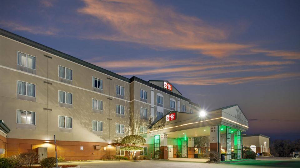 Best Western Plus Pembina Inn Suites