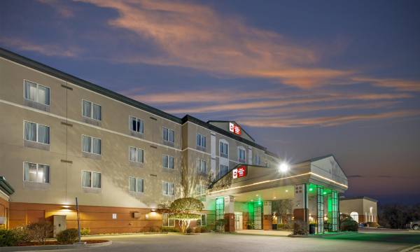 Best Western Plus Pembina Inn Suites