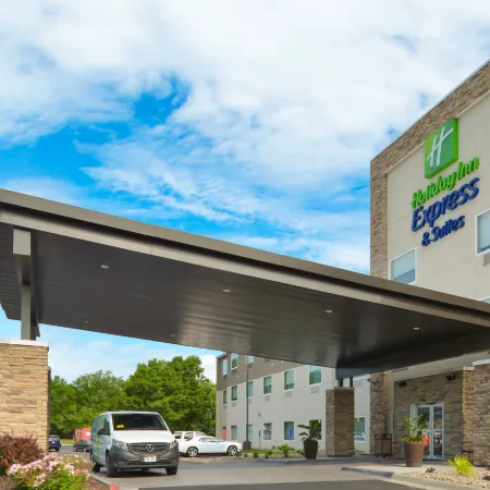 Holiday Inn Express & Suites OMAHA - 120TH AND MAPLE by IHG