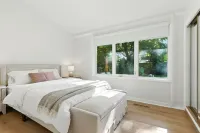 6 Bedroom Ranch Bungalow in Port Credit.