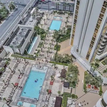 STRIP VIEW Premier King MGM Signature