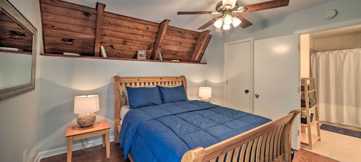 A-Frame Cabin w/ Hot Tub, Walk to Kentucky Lake! Ξενοδοχεία στην πόλη Marshall County