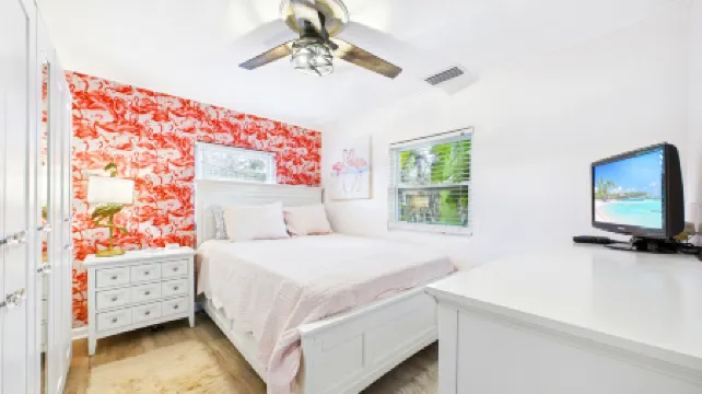 Private Fenced Backyard and Fast Wifi - Charming Retreat