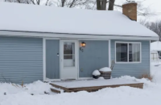 Charming 2-bedroom home near Mona Lake. Pet Friendly!