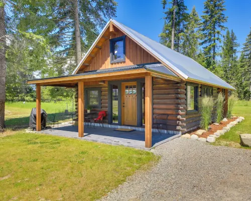 Serene Kootenai Cabin - 3 Mi to Dtwn and River! Hotels in Boundary County