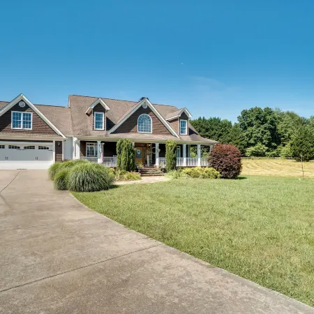 Beautiful Hiawassee Home w/ Mountain Views!