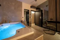 Velvet Rooms & More - Hot Tub