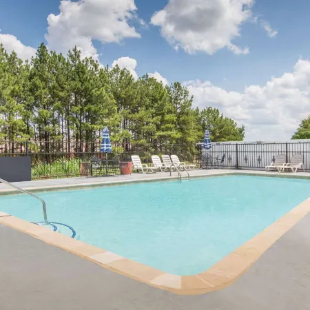 Days Inn & Suites by Wyndham Marshall