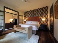 Hotel Pontotoc Hotels near Statue of Elvis
