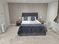 Central Guest Room - En-Suite Parking & Garden