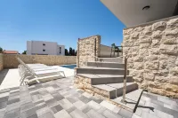 Meridian Pool Residences - 3 tähden