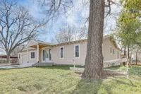 1 Mi to Campus: Modern Tulsa Home w/ Private Yard - Homestays