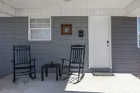 Country Styling - Large TVs, 2 Queens, Located in Town, Nintendo, EV