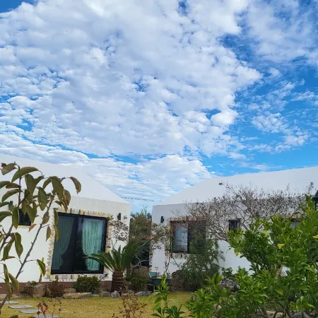 Jeju Gallery House Отели рядом с достопримечательностью «Парк бонсай «Энергичный Сад»»