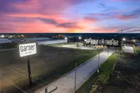Garner Hotel Gonzales by IHG - parking