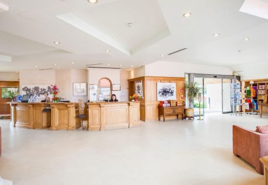 여유로운 조식 레스토랑 분위기