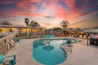 Hotel McCoy - Art, Coffee, Beer, Wine - Swimmingpools