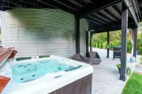 Restored Grain Bin with Hot Tub, King Bed, Vending Machine. Dog-Friendly!
