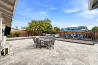 Dreamy Luxe Pool Retreat - 3BR in Urban Campbell