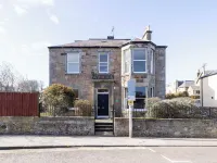 Detached House with Sea Views & Parking Hotels in North Berwick