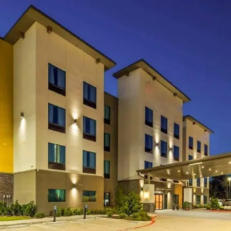 Comfort Inn & Suites Houston I-45 North - IAH Отели рядом с достопримечательностью «Торговый центр Greenspoint»