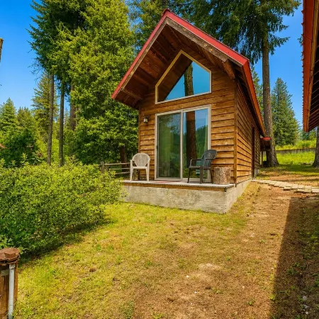 Journey's End on Fish Lake 2 Bedroom Home by NW Comfy Cabins by RedAwning
