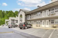 Walkable Retreat Near The Island! Gateway to Gsmnp - Condos