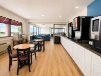 Days Inn by Wyndham Lake Point - breakfast