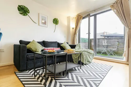 B1 Balcony Flat | Mailbox, Cube & City Break - balcony