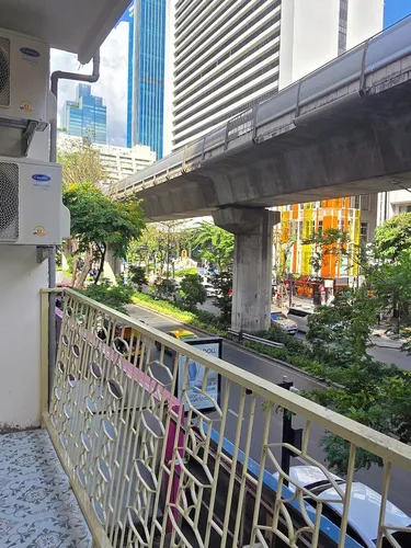 รูปภาพของนอนส์ สีลม คาเฟ่ และที่พัก