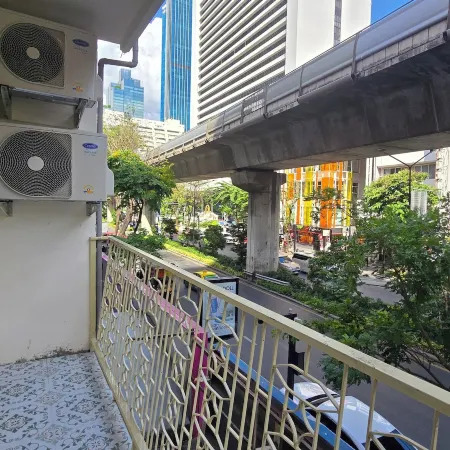 Norns Silom Cafe & Stay Отели рядом с достопримечательностью «Район Патпонг»