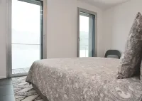 Front Lake Vacation Rental Mel in Melide - Apartments