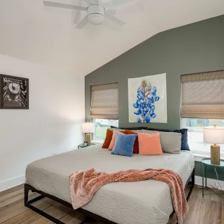 Modern 3 2  two kings   hot tub  fire pit  16min to wine trail  nearby Pickleball courts   pools