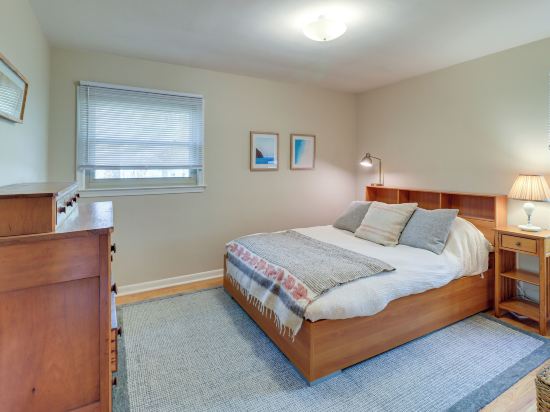 Ann Arbor Home w/ Deck, 2 Mi to Michigan Stadium!