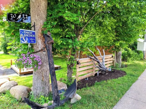 Tucked away on quiet street but short walk to Mahone Bay and all its amenities. - 3성급