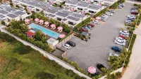 Privada Stays - Adults-Only & Private Pools Boutique Hotel - parking