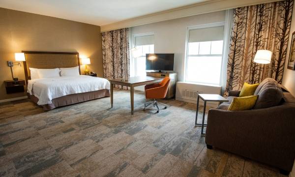 Hampton Inn & Suites Manchester