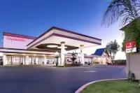 Clarion Hotel & Suites - 주차장