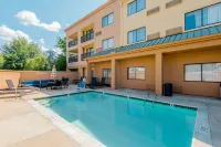 Courtyard Tupelo - Swimmingpools