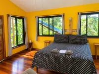 Treetop Cottage Escape in Tropical Garden Near San Ignacio - appartements de vacances