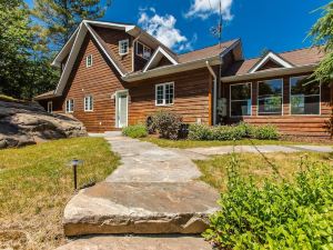 Vantage Point~Lovely 4 Bed, 2.5 Bath with Fabulous Views of Lake of Bays!
