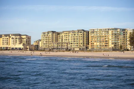Oaks Glenelg Plaza Pier Suites Отели рядом с достопримечательностью «Вел Гарденс»