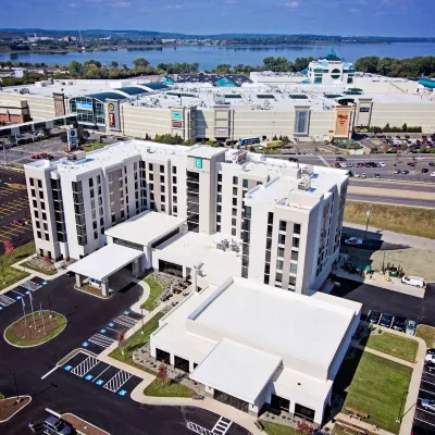 Embassy Suites Syracuse Destiny USA Các khách sạn gần Sân vận động Carrier Dome