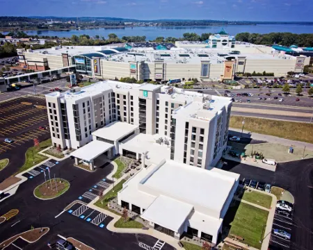 エンバシー スイーツ バイ ヒルトン シラキュース デスティニー USA シラキュースのホテル