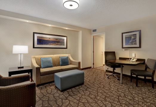 엠버시 스위트 거실