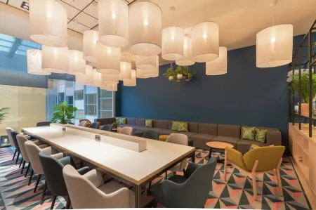 Hampton by Hilton Utrecht Central Station Отели рядом с достопримечательностью «Nijntje Museum»